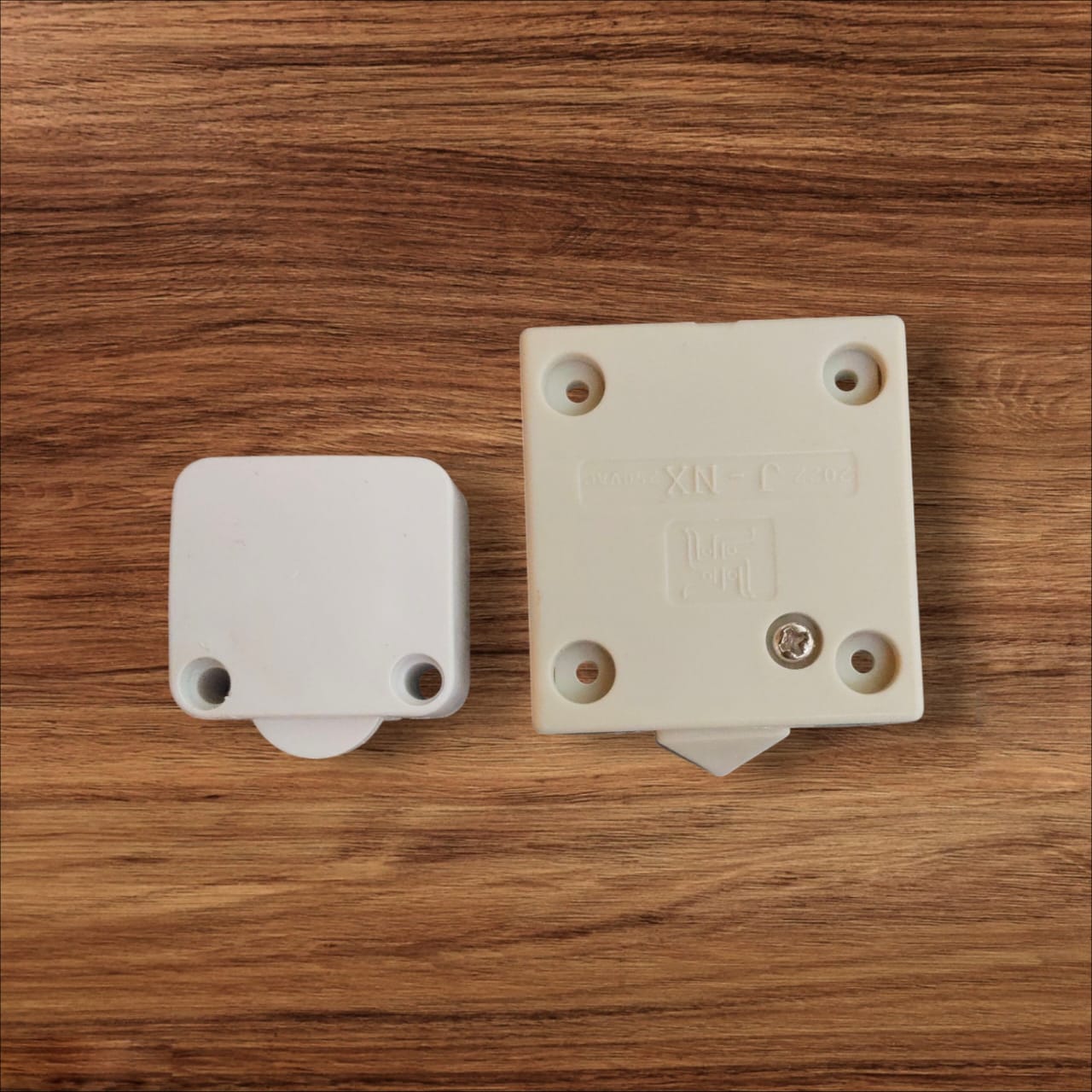 CABINET SWITCH WHITE & BLACK 